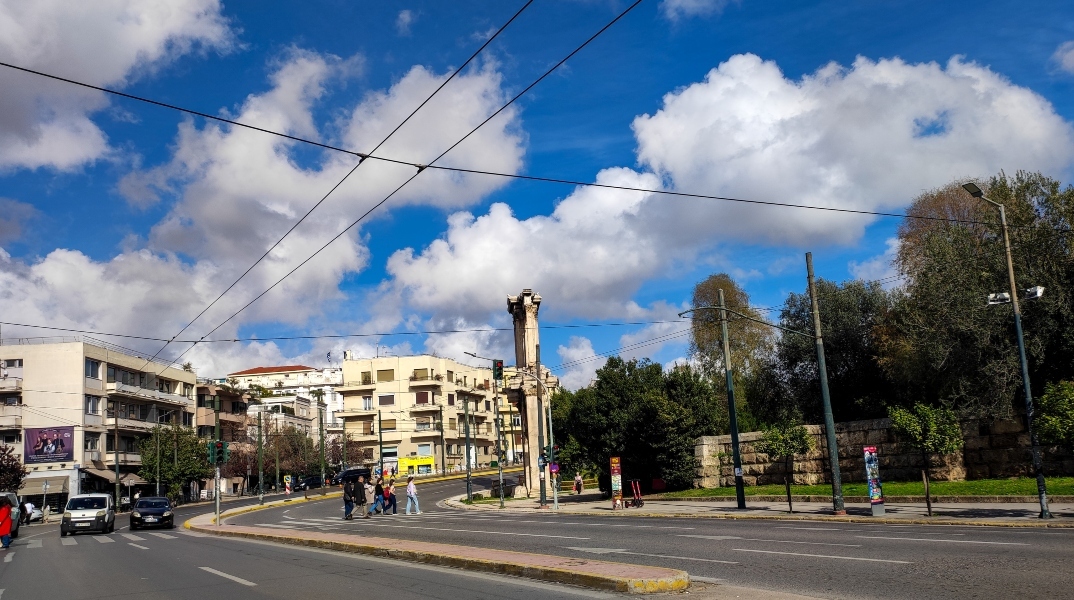 Άκρως καλοκαιρινός ο καιρός σήμερα με τοπικές βροχές και ισχυρούς ανέμους