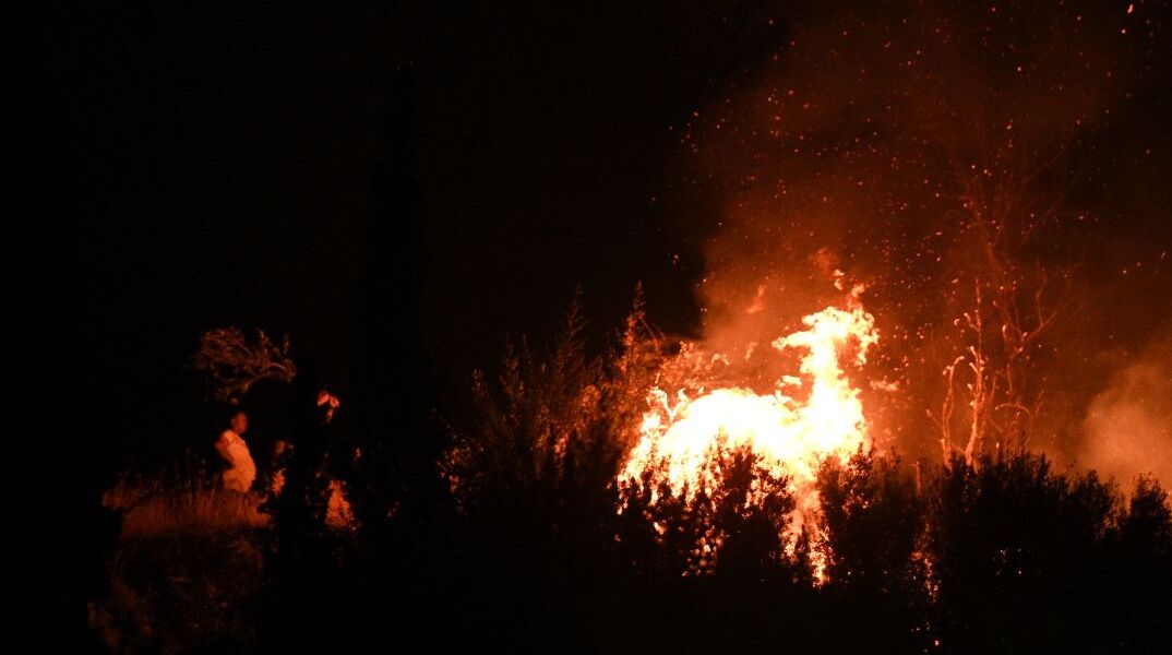 Φωτιά τώρα στην Κερατέα - Επιχειρούν ισχυρές δυνάμεις 