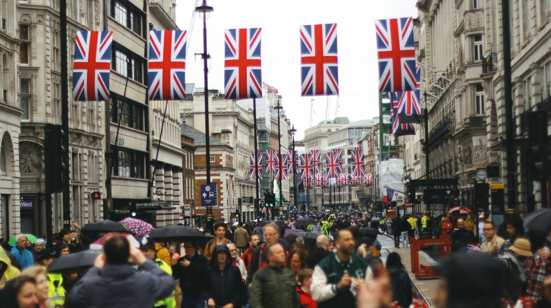 Δέκα χρόνια μετά το Brexit, τα δύο τρίτα των Βρετανών πιστεύουν ότι είχε αρνητικό αντίκτυπο για τη χώρα τους	