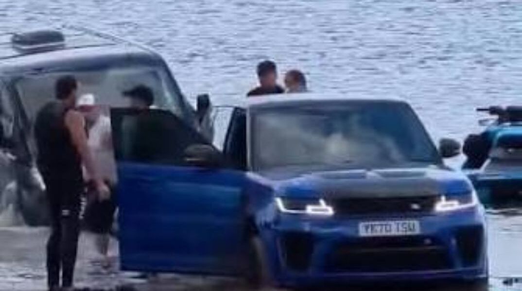 Βρετανία: Βούλιαξε πανάκριβο τζιπ προσπαθώντας να σώσει βαν από την παλίρροια
