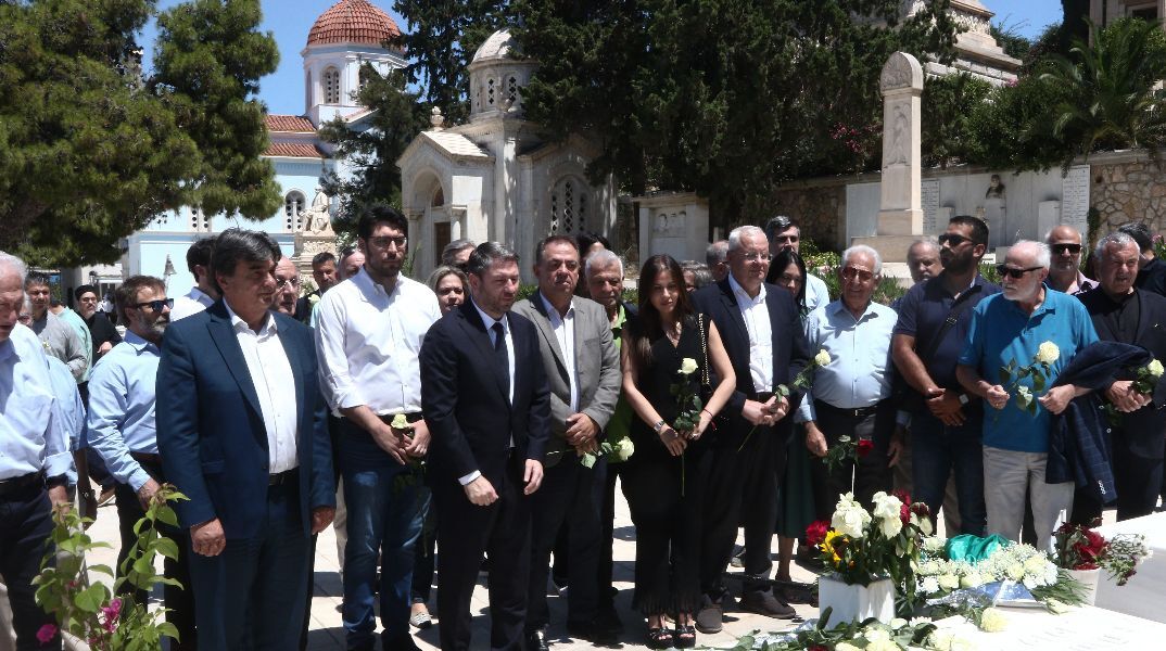 ΠΑΣΟΚ: Πολιτικό μνημόσυνο στο Α΄ Νεκροταφείο στη μνήμη του Ανδρέα Παπανδρέου