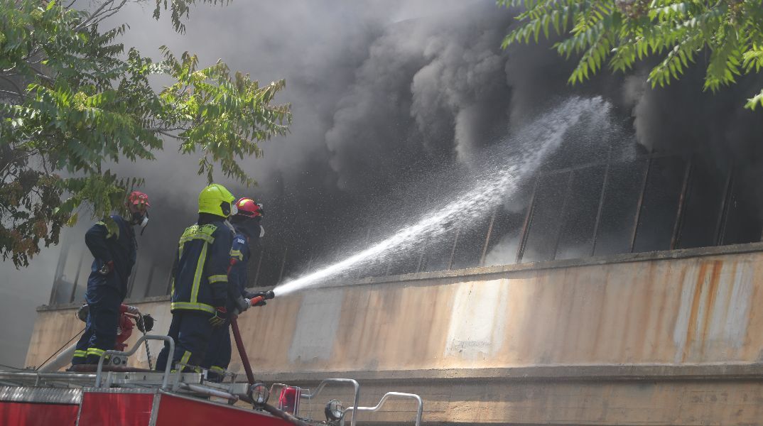 Αιγάλεω: «Ήταν 25 άτομα μέσα στο εργοστάσιο όταν ξέσπασε η φωτιά» - Τι λέει ο ιδιοκτήτης