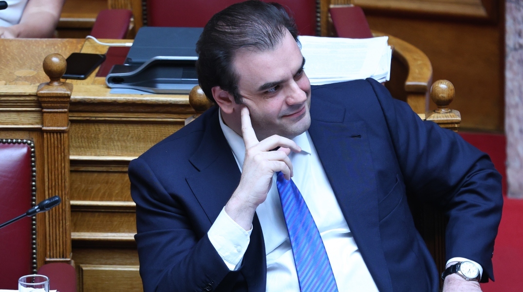 Πιερρακάκης προς Φάμελλο για τα δάνεια του νόμου Κατσέλη: Είστε οφσάιντ κουνάτε και τα γκολπόστ