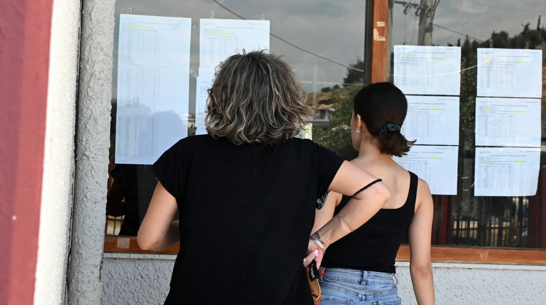 Ποιοι είναι πρώτοι των πρώτων: Χαμόγελα και ικανοποίηση μετά τις βαθμολογίες των Πανελληνίων 2026  Ασημένια Τσαπάκη επιστήμες υγείας 19.100