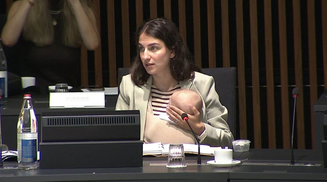 Σουηδέζα υπουργός πήγε με το μωρό της σε συνεδρίαση της ΕΕ και έγραψε ιστορία
