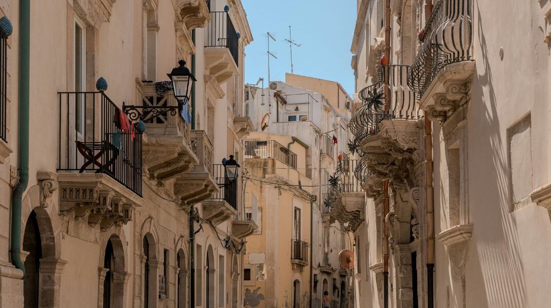 Το όνειρο του σπιτιού του ενός ευρώ στην Ιταλία: Ευκαιρία ή μια ακριβή παγίδα;