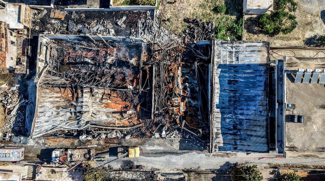 Εικόνες καταστροφής στο Ηράκλειο από τη φωτιά στο εργοστάσιο: Κάηκαν σπίτια και διπλανή επιχείρηση