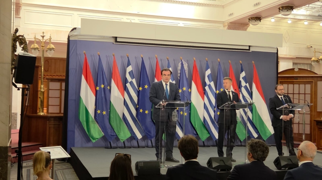 Πιερρακάκης από Βουδαπέστη: Στηρίζουμε την προσπάθεια της Ουγγαρίας να ενταχθεί στη ζώνη του ευρώ	