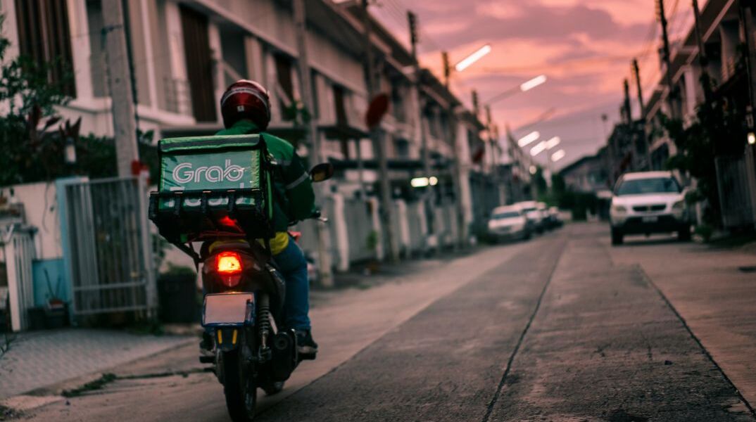 Η νέα εμμονή της Generation Z: Παραγγέλνουν φαγητό που δεν θα φτάσει ποτέ