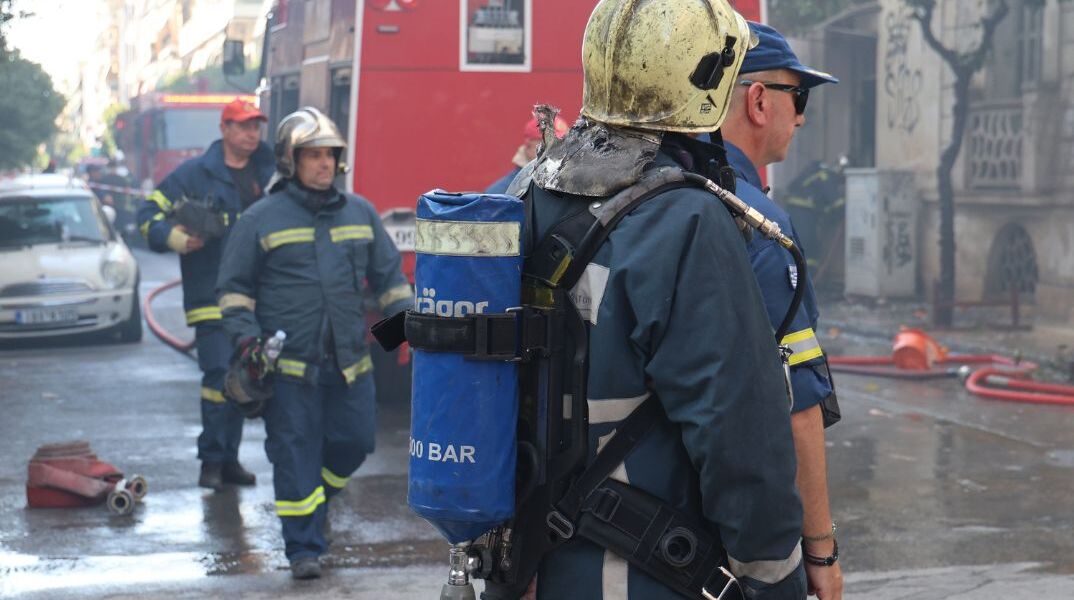 Καλλιθέα: Η συγκλονιστική στιγμή που πολίτες πιάνουν 75χρονη μετά το άλμα από μπαλκόνι