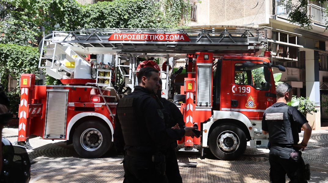Υπό έλεγχο η φωτιά που ξέσπασε σε ισόγειο ξενοδοχείου στην Ομόνοια - Ένας τραυματίας με εγκαύματα