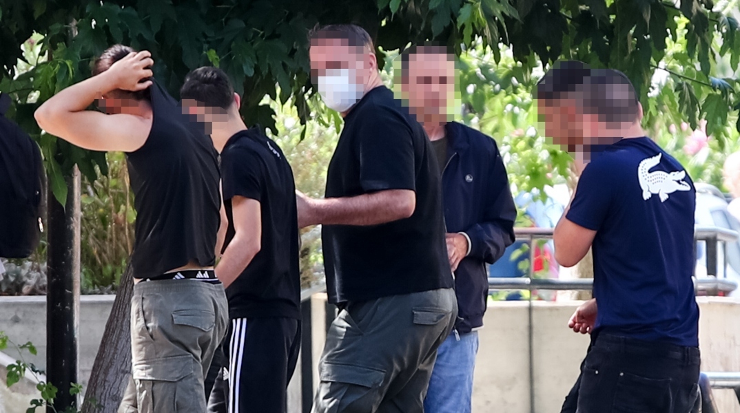 ΚΑΛΛΙΘΕΑ: Στην φυλακή μετά την απολογία τους ο δράστης της δολοφονίας του 15χρονου και άλλοι δύο κατηγορούμενοι	