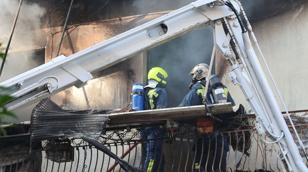 Καλλιθέα: Πήρε εξιτήριο η 75χρονη που πήδηξε από το μπαλκόνι για να σωθεί από τη φωτιά
