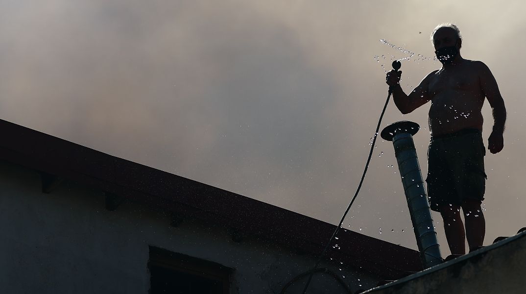 Μεγάλη η φωτιά στο Δερβένι Ωραιοκάστρου: Ένας νεκρός και μια εγκαυματίας στο Ιπποκράτειο