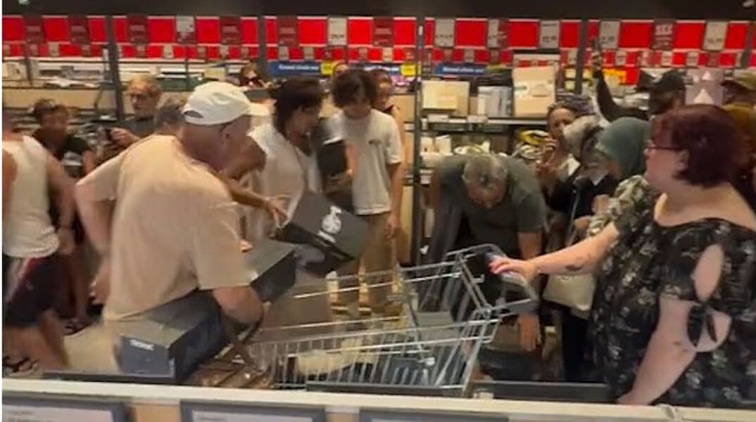 Χάος στη Γαλλία για έναν ανεμιστήρα: Ξύλο, πανικός και αστυνομία σε σουπερμάρκετ πριν από τον καύσωνα