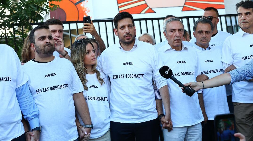 «Δεν σας φοβόμαστε»: Συγκέντρωση της ΝΔ έξω από το Ιπποκράτειο για τη Βάγια Νέστορα