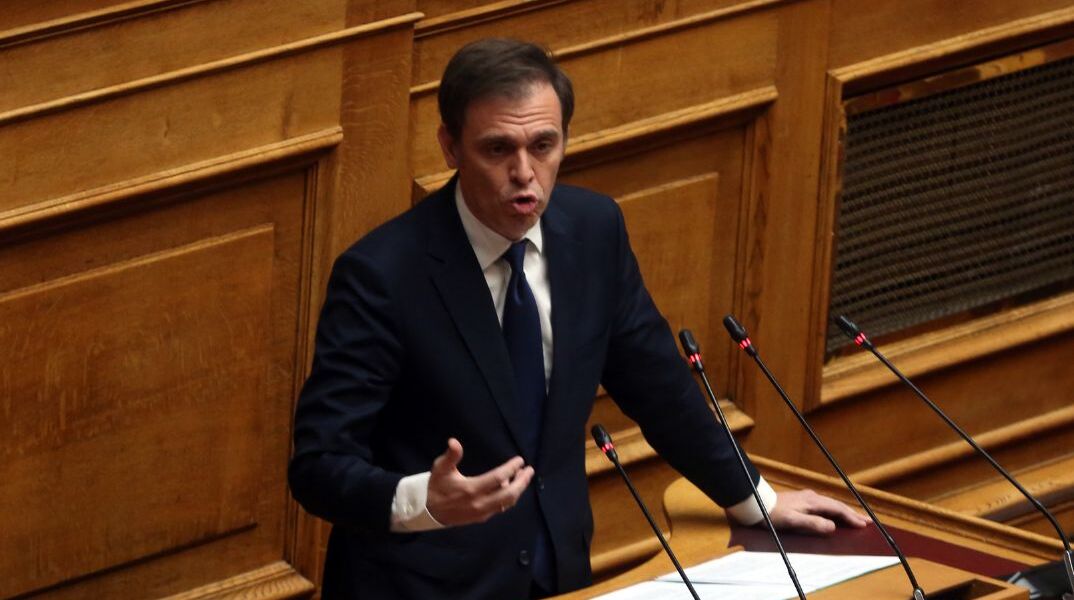 Μάντζος κατά Κωνσταντοπούλου: «Δεν έχετε δικαίωμα να μιλάτε για δήθεν σεξισμό»