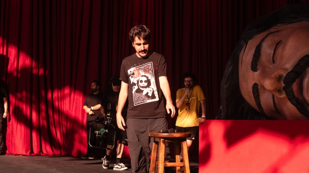 Συνελήφθη ο διάσημος Τούρκος stand-up κωμικός Ντενίζ Γκοκτάς για προσβολή του Ισλάμ 