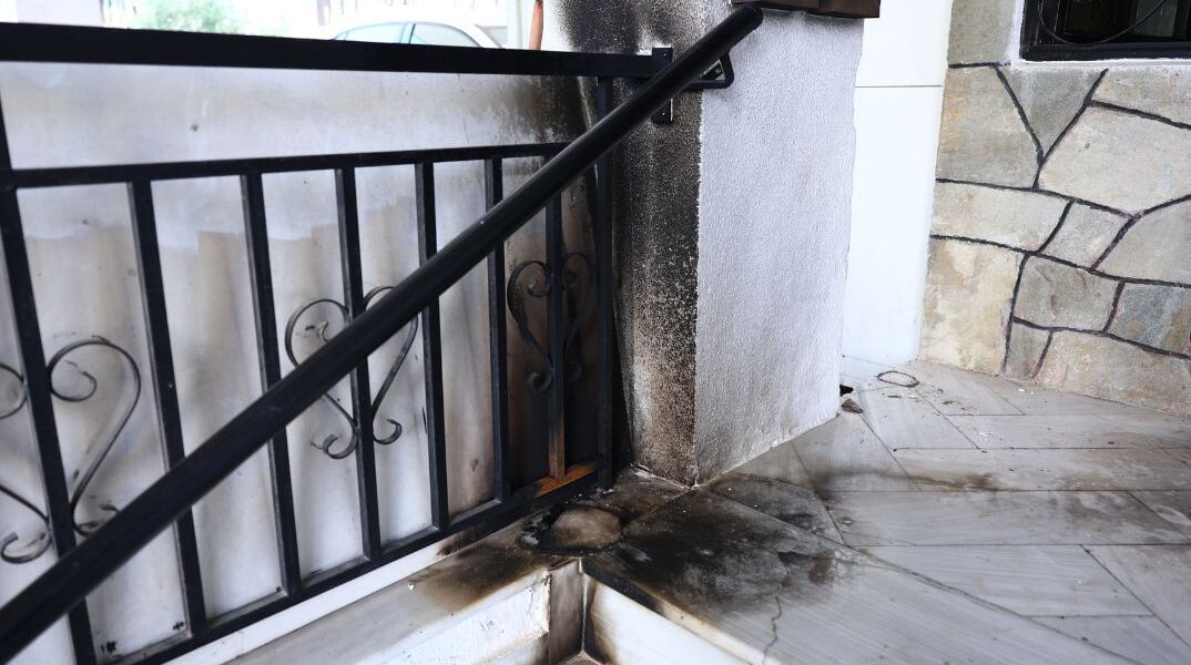 Θεσσαλονίκη: Βίντεο καταγράφει τον δράστη να αφήνει τον εμπρηστικό μηχανισμό στο σπίτι του Σάββα Αναστασιάδη