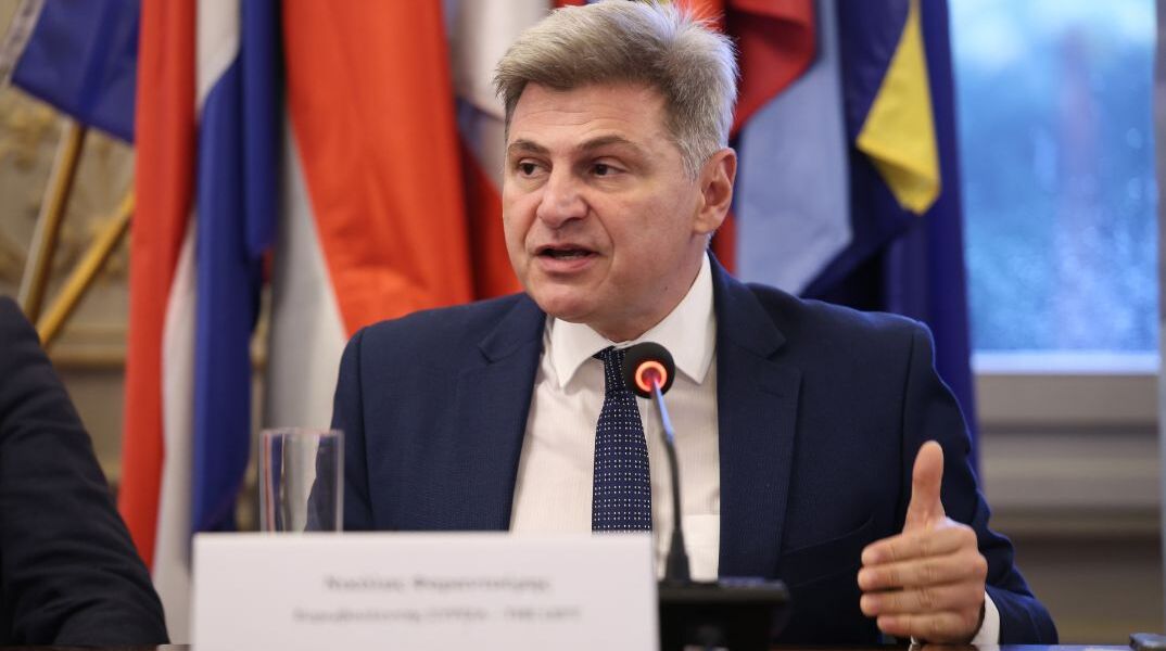 Φαραντούρης σε Κατρίνη για την απόσπαση της συζύγου του: «Δεν θα γυρίσουν οι γυναίκες στην κουζίνα»