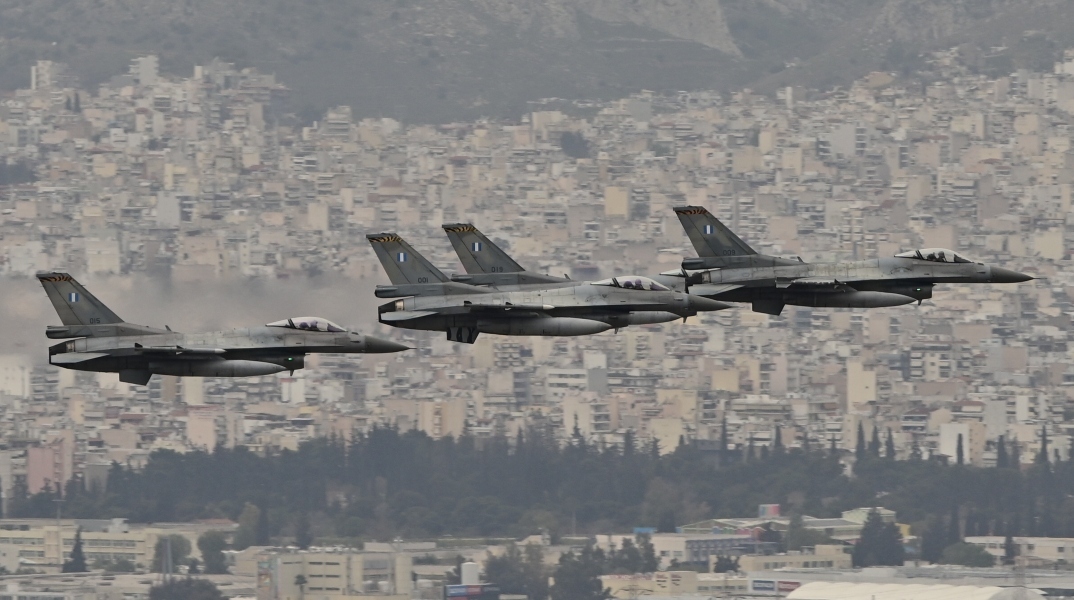 Διελεύσεις μαχητικών πάνω από την Αττική αύριο Τετάρτη από τις 09:00 έως τις 10:00