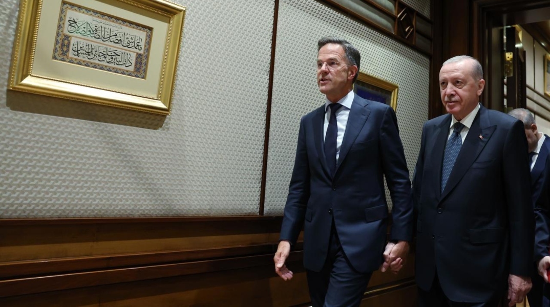 Χέρι - χέρι ο Τούρκος πρόεδρος Ρετζέπ Ταγίπ Ερντογάν με τον γενικό γραμματέα του ΝΑΤΟ Μαρκ Ρούτε στην Άγκυρα