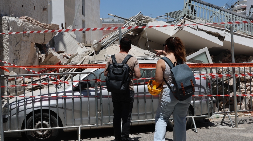 Κατάρρευση πολυκατοικίας στα Πετράλωνα: Διαφωνίες για το ποιος θα απομακρύνει τα μπάζα	