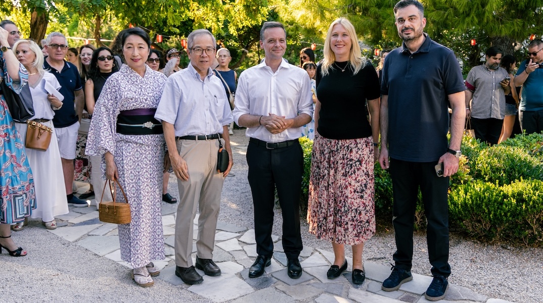 Από αριστερά προς δεξιά: ITO Misako, ITO Koichi, Πρέσβης της Ιαπωνίας στην Ελλάδα, Χάρης Δούκας, Δήμαρχος Αθηναίων, Janine Neuhaus, General Manager της JTI για Ελλάδα, Κύπρο, Μάλτα και Ισραήλ, Σίμος Σιδηρόπουλος, Corporate Affairs & Communications Director της JTI Hellas.
