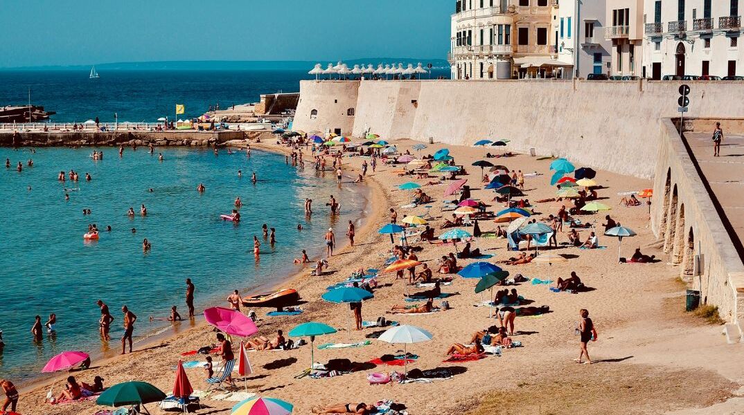 Στην Ιταλία τσακώνονται για το αν μπορείς να φέρνεις σάντουιτς στην παραλία