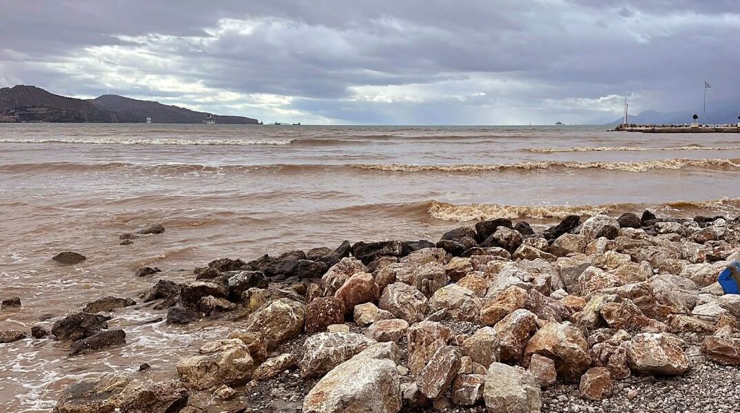 Καιρός σήμερα: Βροχές, σποραδικές καταιγίδες και πτώση της θερμοκρασίας