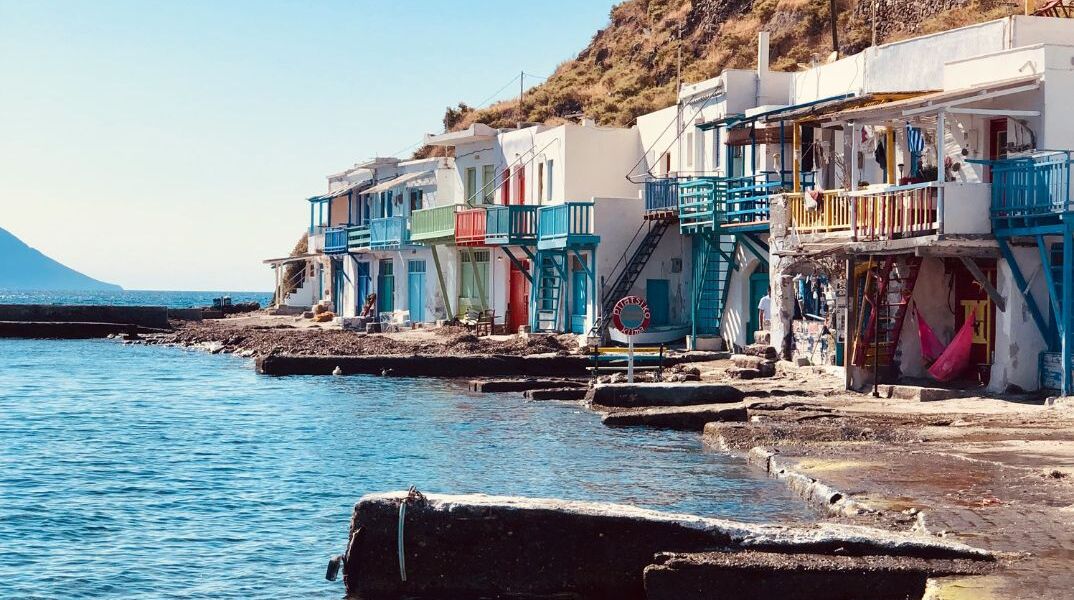 Η Μήλος μπροστά από τη Σαντορίνη - Η νέα παγκόσμια ταξιδιωτική κατάταξη 