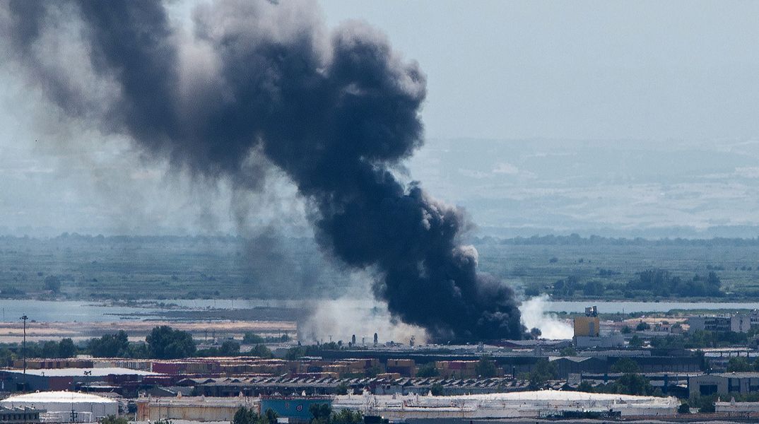 Μεγάλη φωτιά σε βιοτεχνία στο Καλοχώρι Θεσσαλονίκης - Ήχησε το 112 για τους καπνούς
