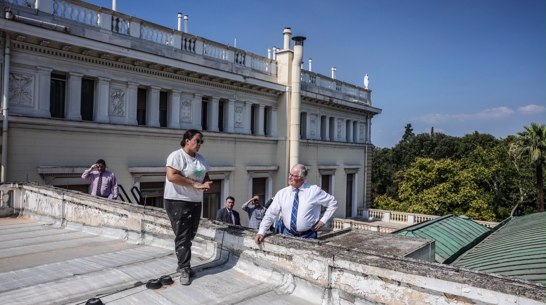 Ο Κωνσταντίνος Τασούλας στη στέγη του Προεδρικού Μεγάρου για να ελέγξει τις εργασίες συντήρησης