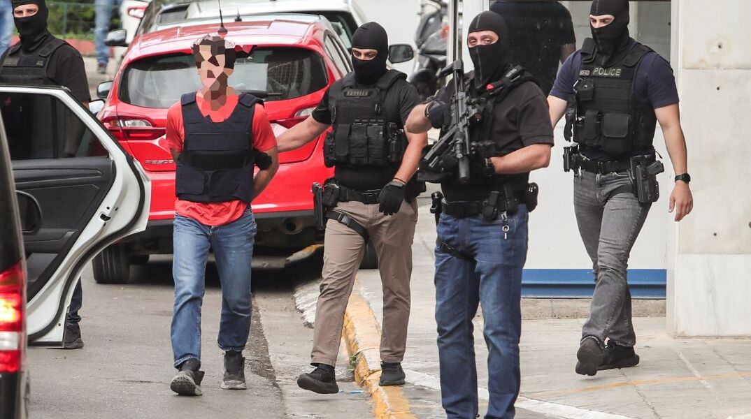 Υπόθεση Marfin: Στον εισαγγελέα οι δύο συλληφθέντες – Ένταλμα και για γυναίκα