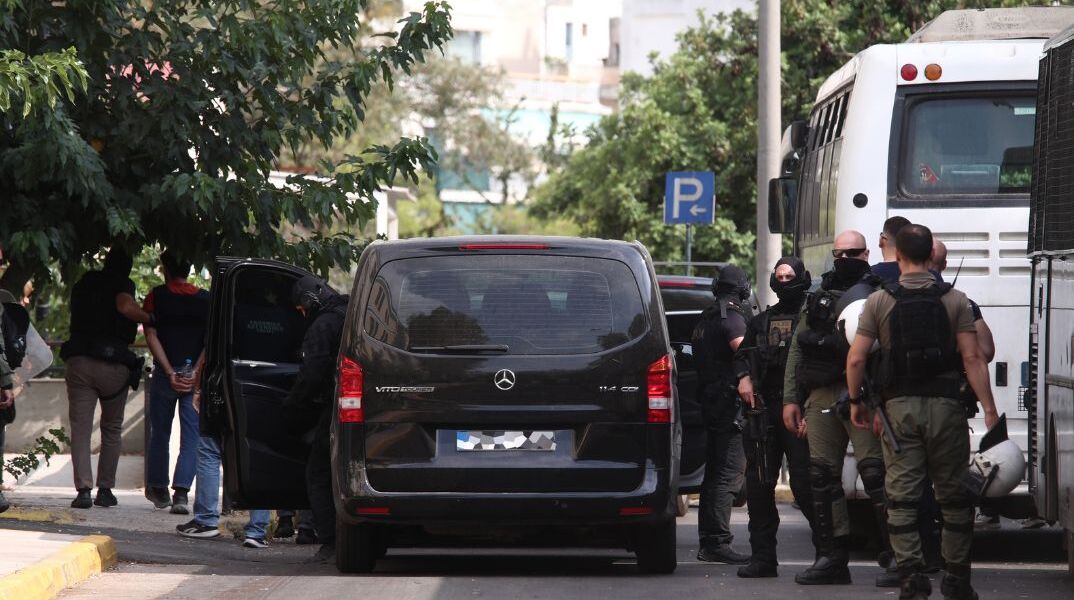 Marfin: Προθεσμία για την Τρίτη στους δύο συλληφθέντες – Αντιμέτωποι με κατηγορία για ανθρωποκτονία κατά συρροή