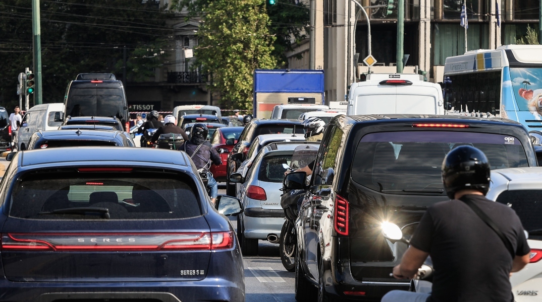 Τροχαίο στον Πειραιά: Σύγκρουση λεωφορείου με δύο ΙΧ με δύο τραυματίες