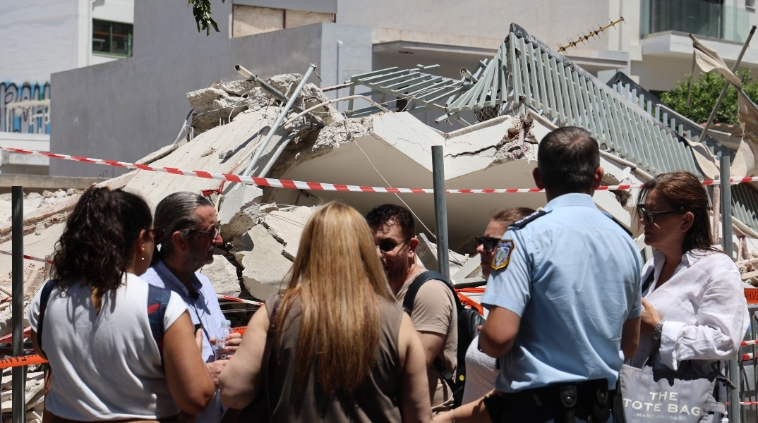 Πετράλωνα: Δέκα ημέρες μετά την κατάρρευση της πολυκατοικίας και ακόμα δεν έχουν απομακρυνθεί τα μπάζα