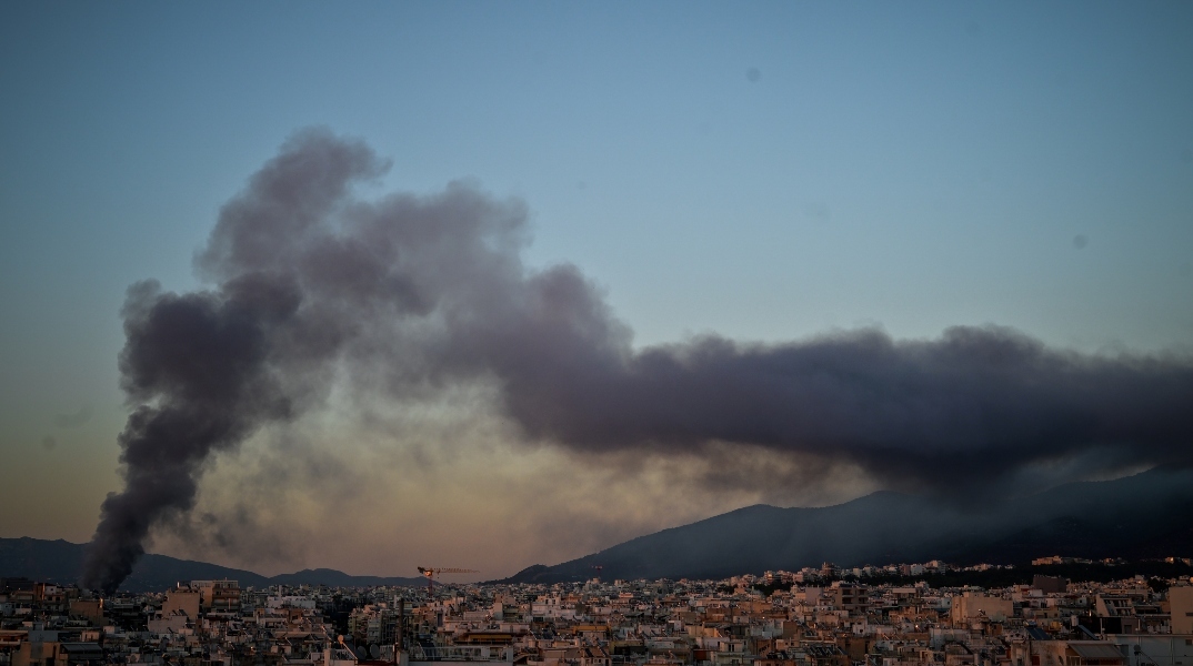 Κυκλοφοριακές ρυθμίσεις λόγω φωτιάς στο παλιό κτίριο του Μπάτμιντον στο Γουδή - 112 για τους καπνούς 