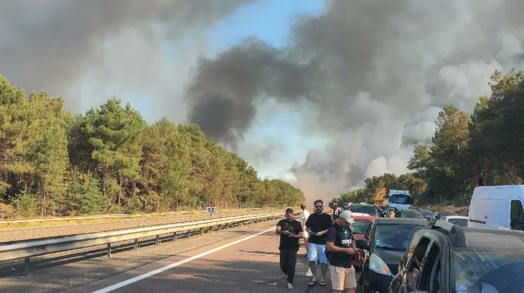 Μεγάλη πυρκαγιά έξω από το Παρίσι – Καίγεται το δάσος του Φοντενεμπλό