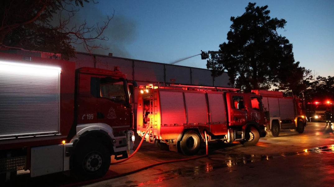 Περιορίστηκε η φωτιά στο κτίριο Μπάντμιντον στο Γουδή - Mέρος της σκεπής έχει καταρρεύσει