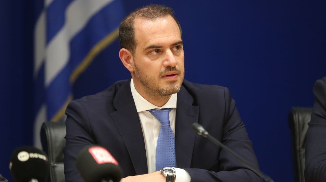 Κόντρα Κώτσηρα - Κωνσταντοπούλου στη Βουλή για τη στάση του Δημοσίου στη δίκη των Τεμπών