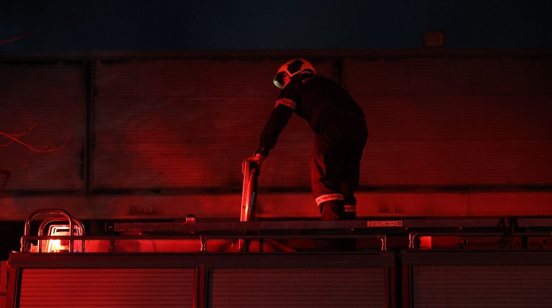 Κάηκε το παλιό κτίριο του Μπάντμιντον στο Πάρκο Γουδή - Υπό έλεγχο η φωτιά, έρευνες για τα αίτια