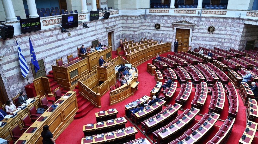 Αναθεώρησης του Συντάγματος: «Ναι» από τη ΝΔ, «παρών» και «όχι» από ΠΑΣΟΚ, «όχι σε όλα» από την αντιπολίτευση 