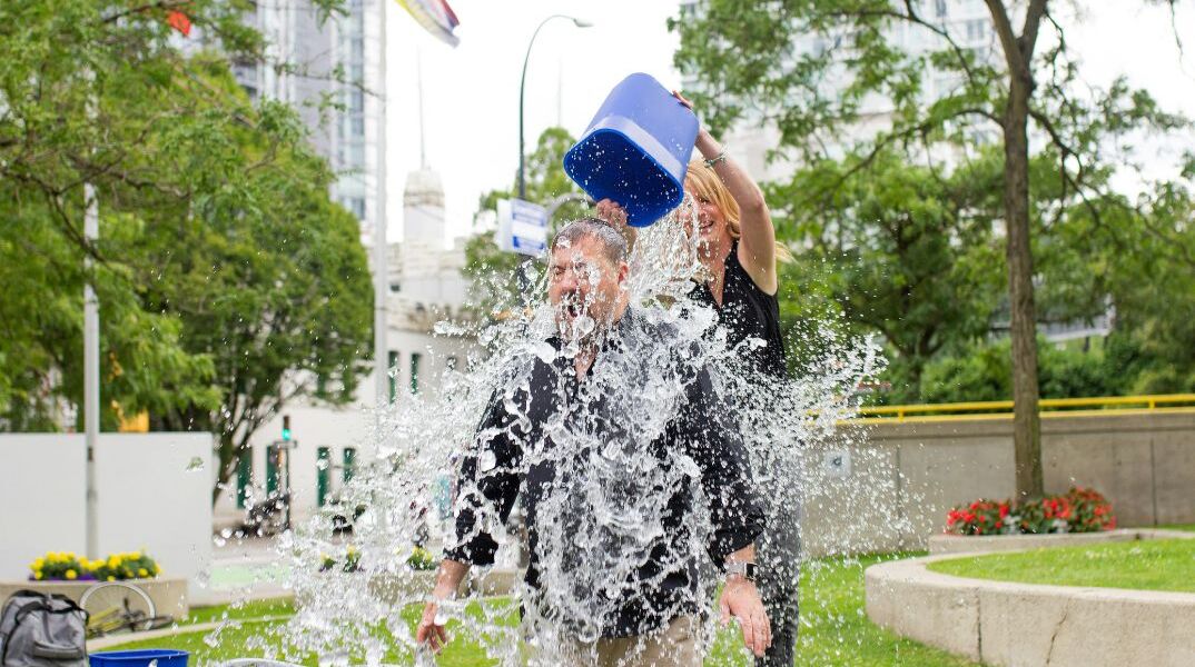 Επιστρέφει το Ice Bucket Challenge – Τι πέτυχε πραγματικά για την ALS