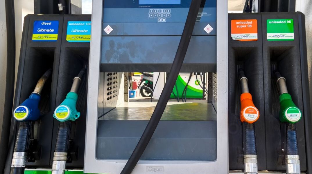 «Για 1,5 ευρώ;»: Τι λέει ο 92χρονος που περιλούστηκε με βενζίνη στη Βούλα