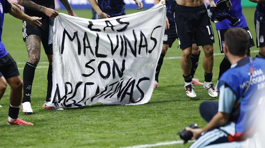 Μουντιάλ 2026: Οι ποδοσφαιριστές της Αργεντινής πανηγύρισαν με πανό για τα Φώκλαντ