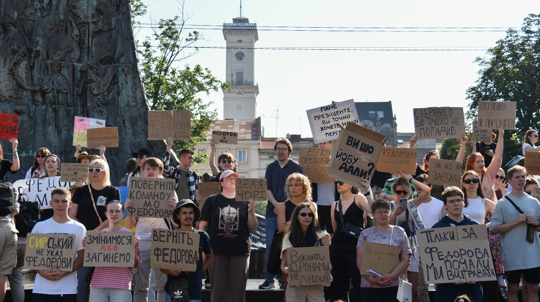 Διαδηλώσεις για τρίτη συνεχόμενη μέρα στην Ουκρανία μετά την αποπομπή του υπουργού Άμυνας 