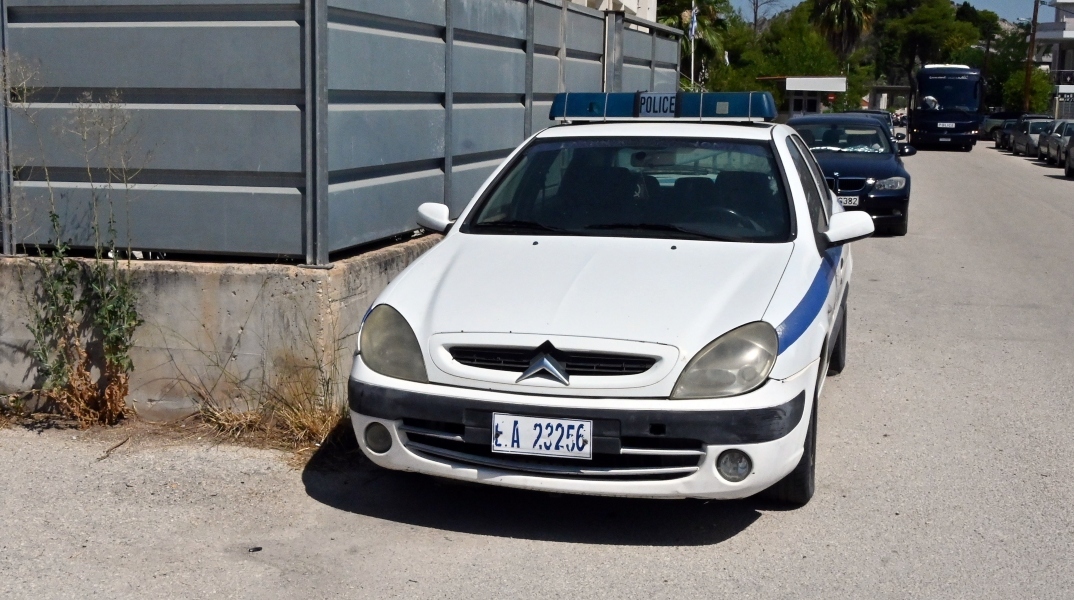 Χαλκιδική: Ανήλικη λήστεψε μίνι μάρκετ με φαλτσέτα και χειρουργική μάσκα	
