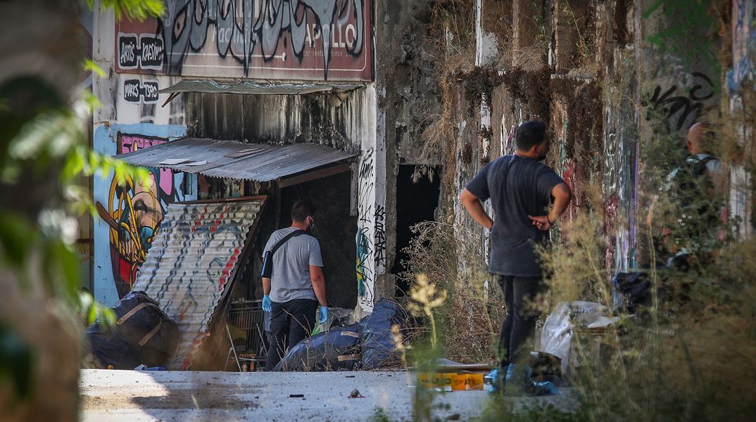 Θρίλερ στην Κυψέλη - Σορός γυναίκας σε προχωρημένη σήψη εντοπίστηκε μέσα στη βαλίτσα