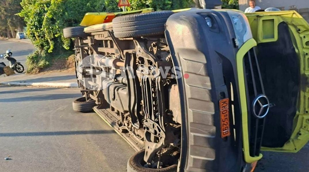 Πώς έγινε το τροχαίο με το ασθενοφόρο στα Χανιά - Συγκλονίζουν τα βίντεο από τη στιγμή της πρόσκρουσης